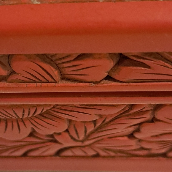 Antique Japanese red cinnabar and black lacquer lidded box with nature design. - Picture 6 of 11